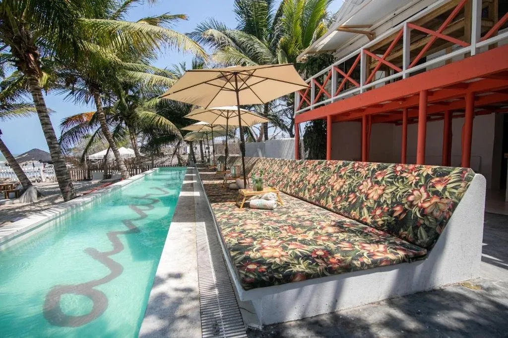 Piscina premium y asoleadoras incluidas