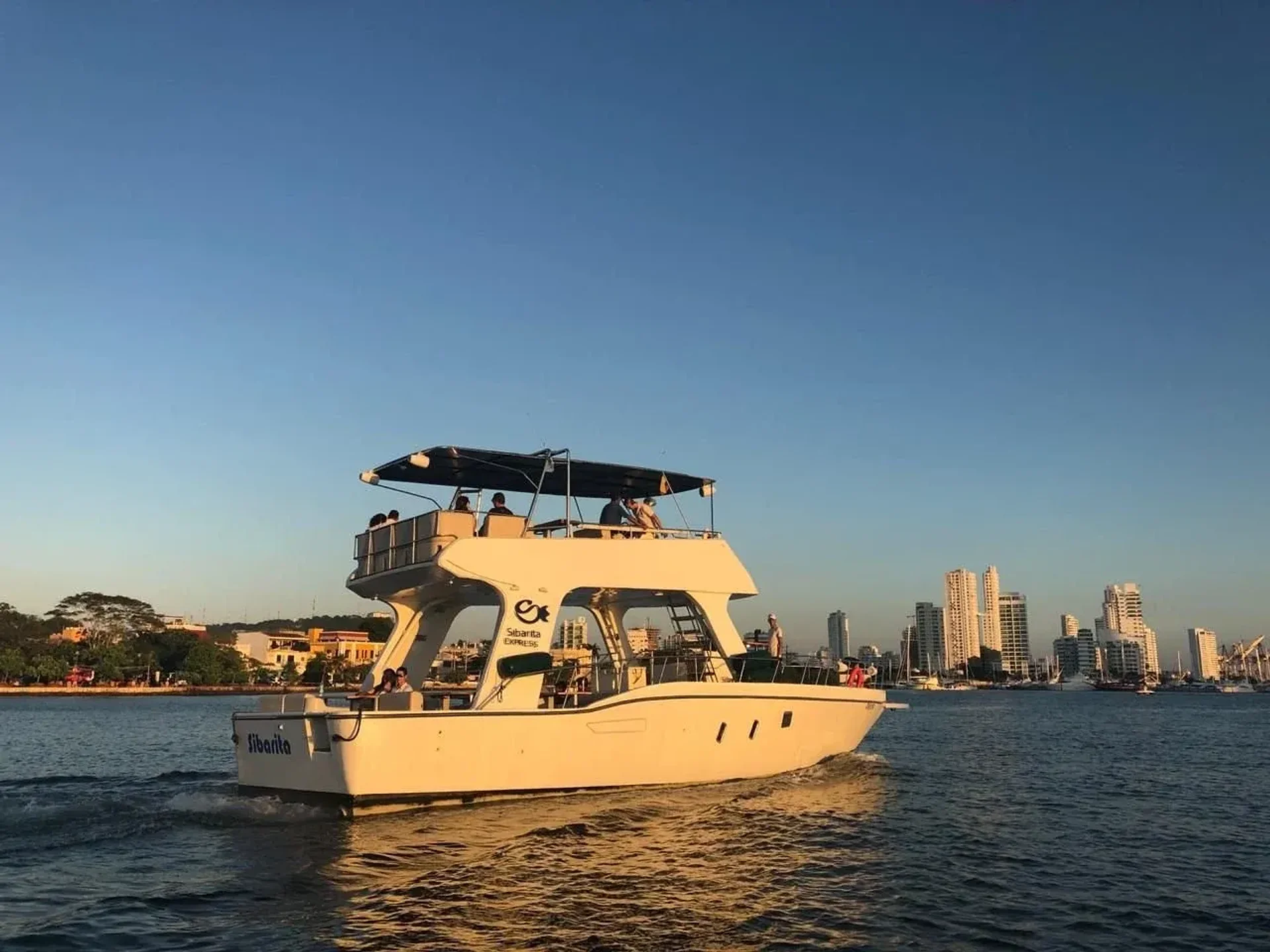 Atardecer Sibarita Express: Recorrido guiado de dos horas con barra libre por la bahía de Cartagena