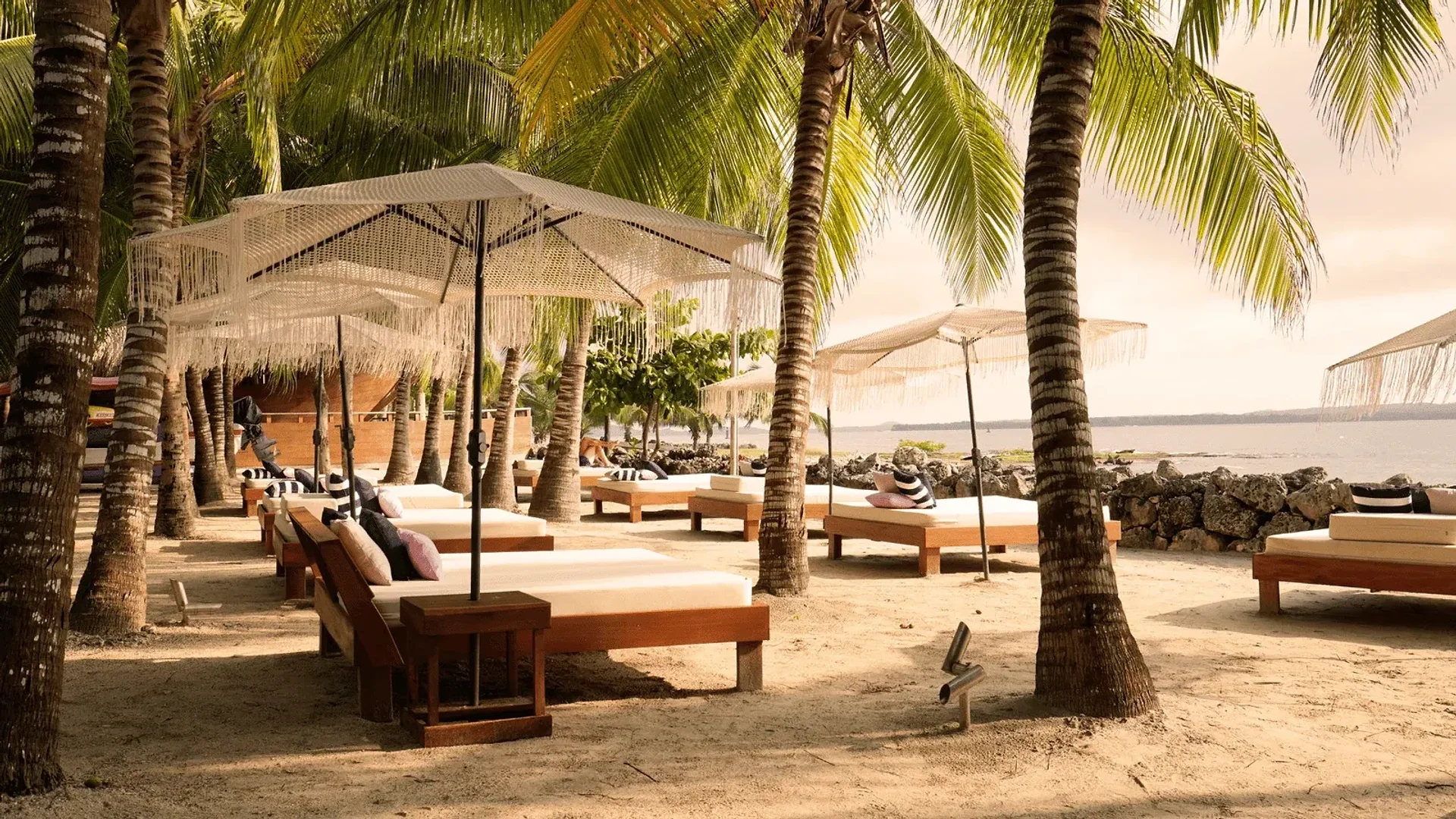 Atolón Beach Club: Transporte en lancha deportiva, bebida de bienvenida y almuerzo frente al mar.