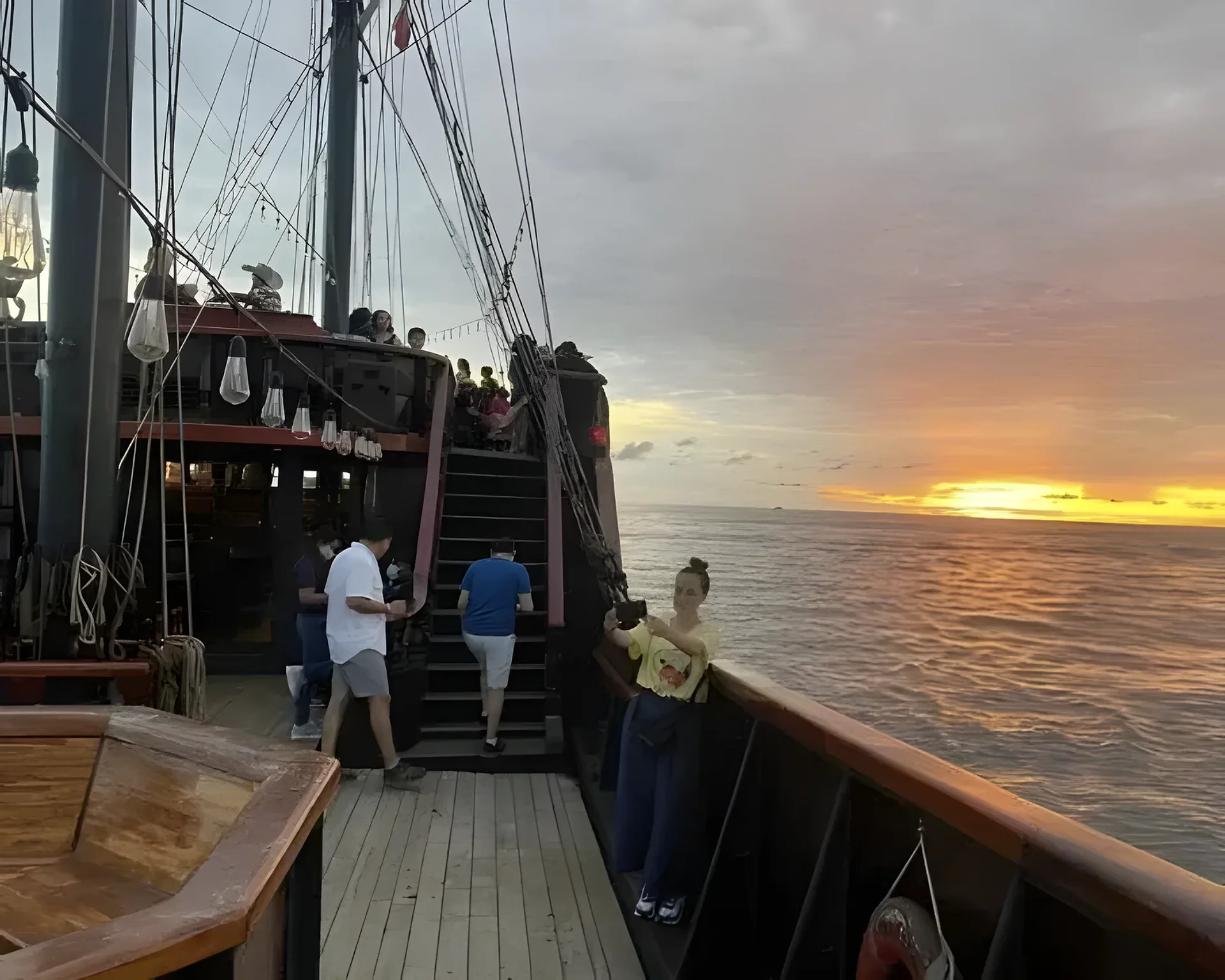 Barco Pirata: Dos horas de navegación con bebidas ilimitadas y música animada