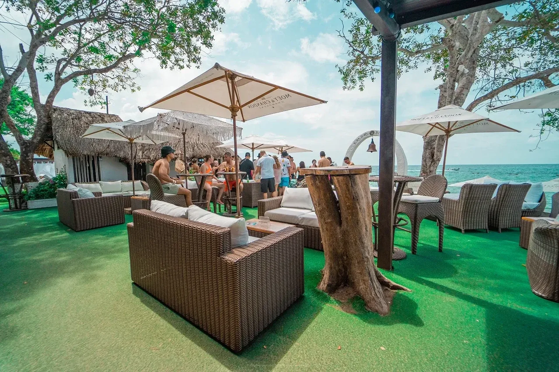 Bora Bora Área Club: Relax junto al mar con cóctel de bienvenida y cinco opciones de almuerzo.
