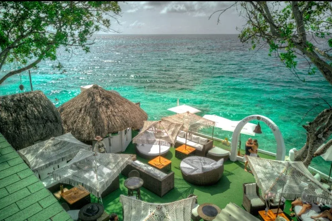 VIP frente al Caribe con cama privada