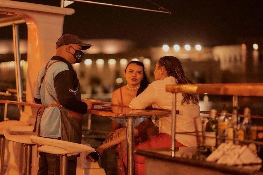 Vino y brindis mientras Cartagena se ilumina