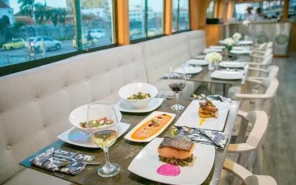 La noche se sirve plato a plato