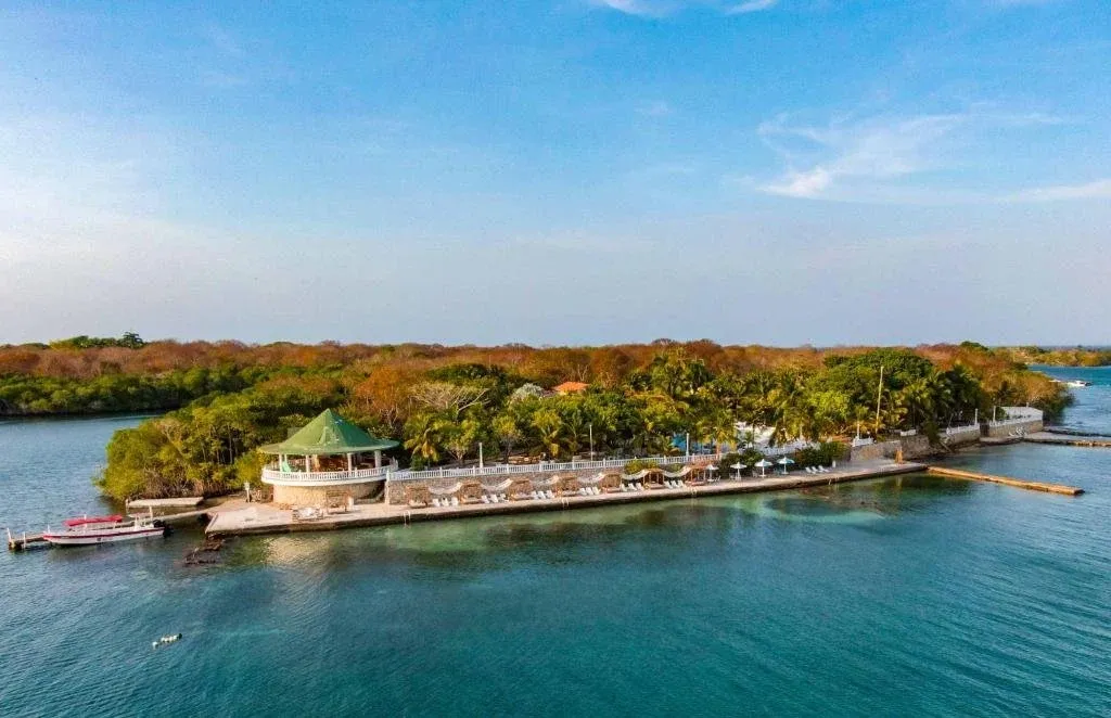 Barra libre rodeada de piscinas soñadas