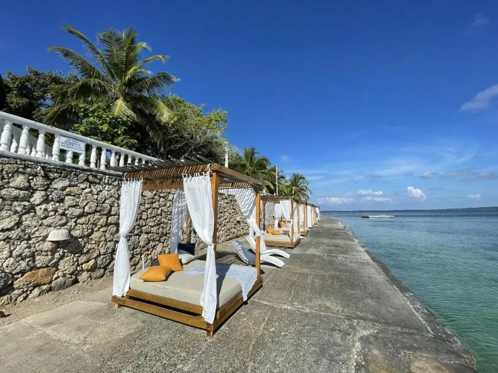Piscina de agua dulce y playa privada
