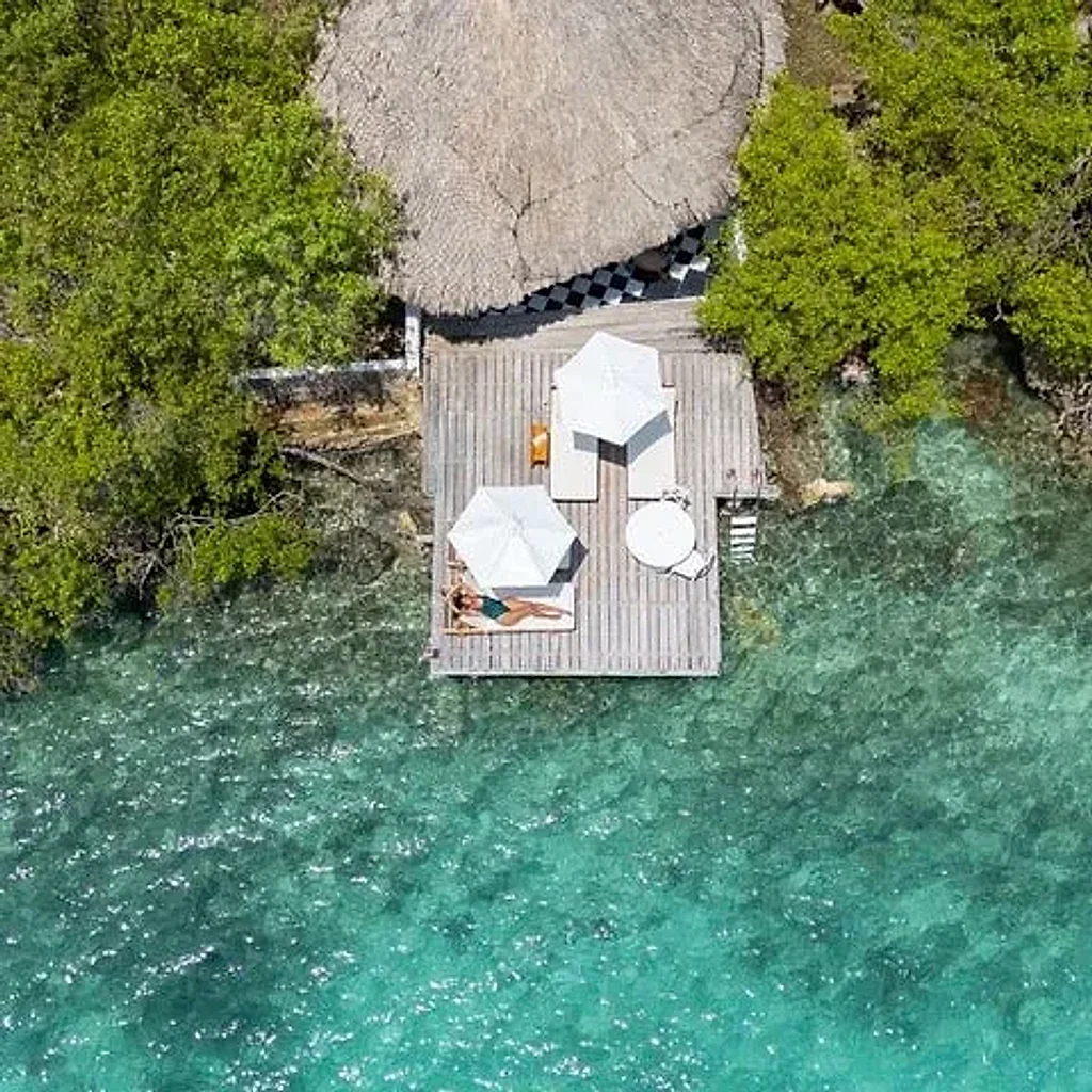 Almuerzo a la carta con vista a las islas