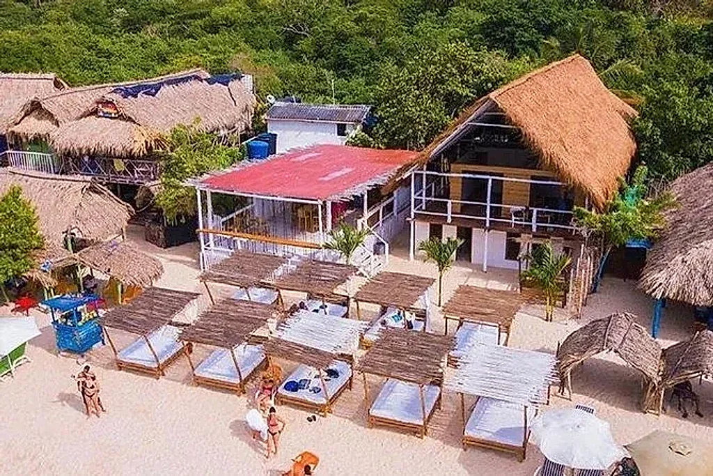 Makani and Nena Beach add seven lunches