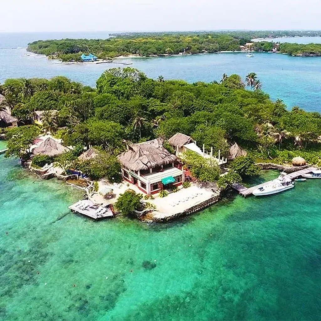 Pescado o pollo típico frente al agua