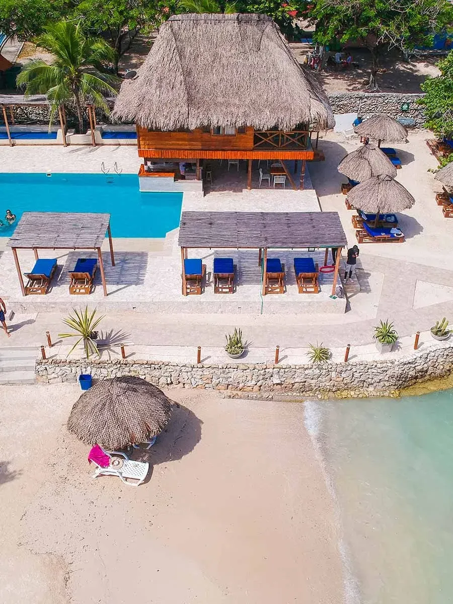 Playita privada y piscina de agua salada
