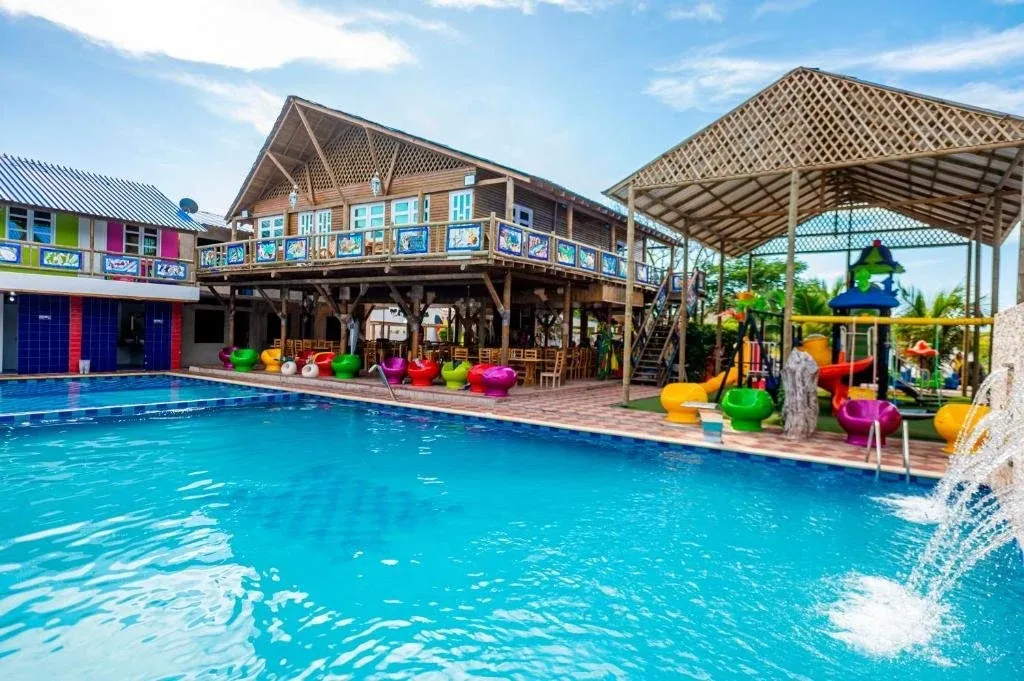 Cascada y piscina para la diversión en familia