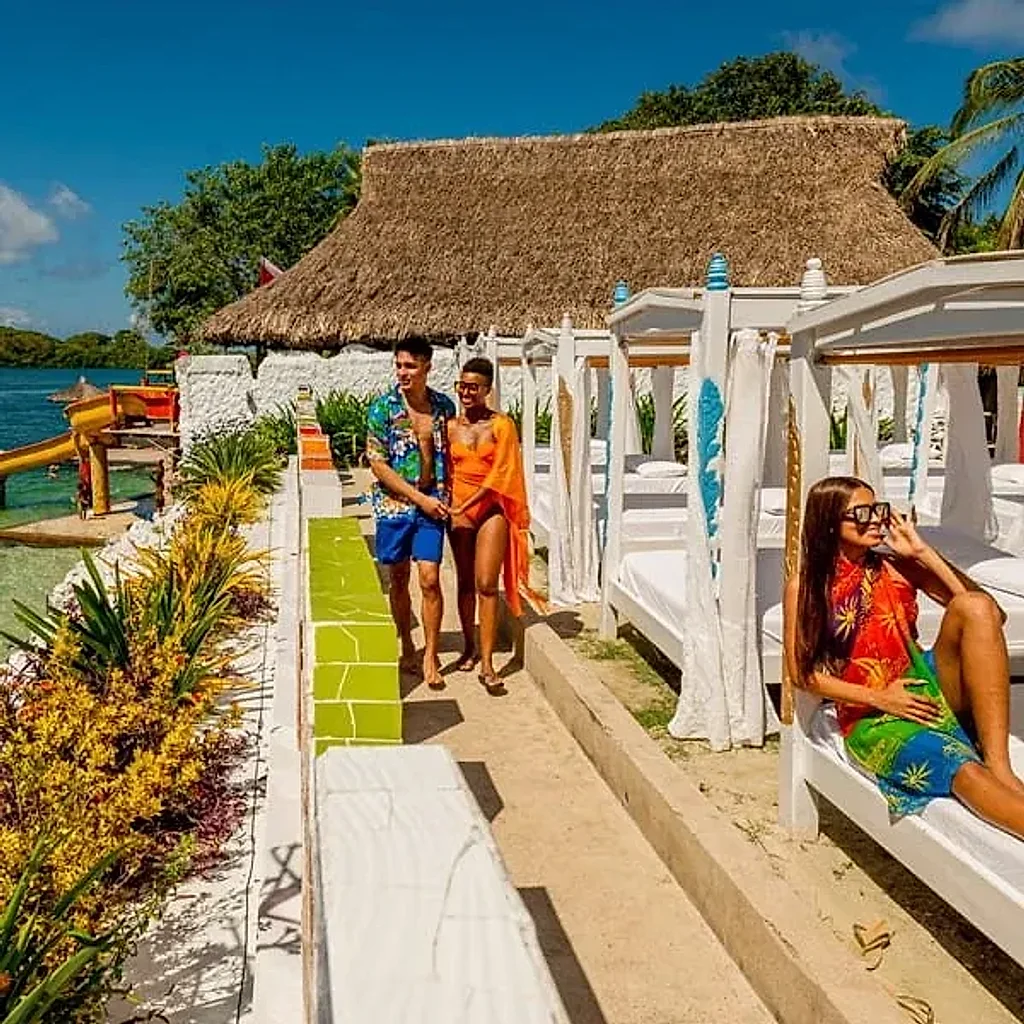 Hamacas bajo bohío y zona para los pequeños