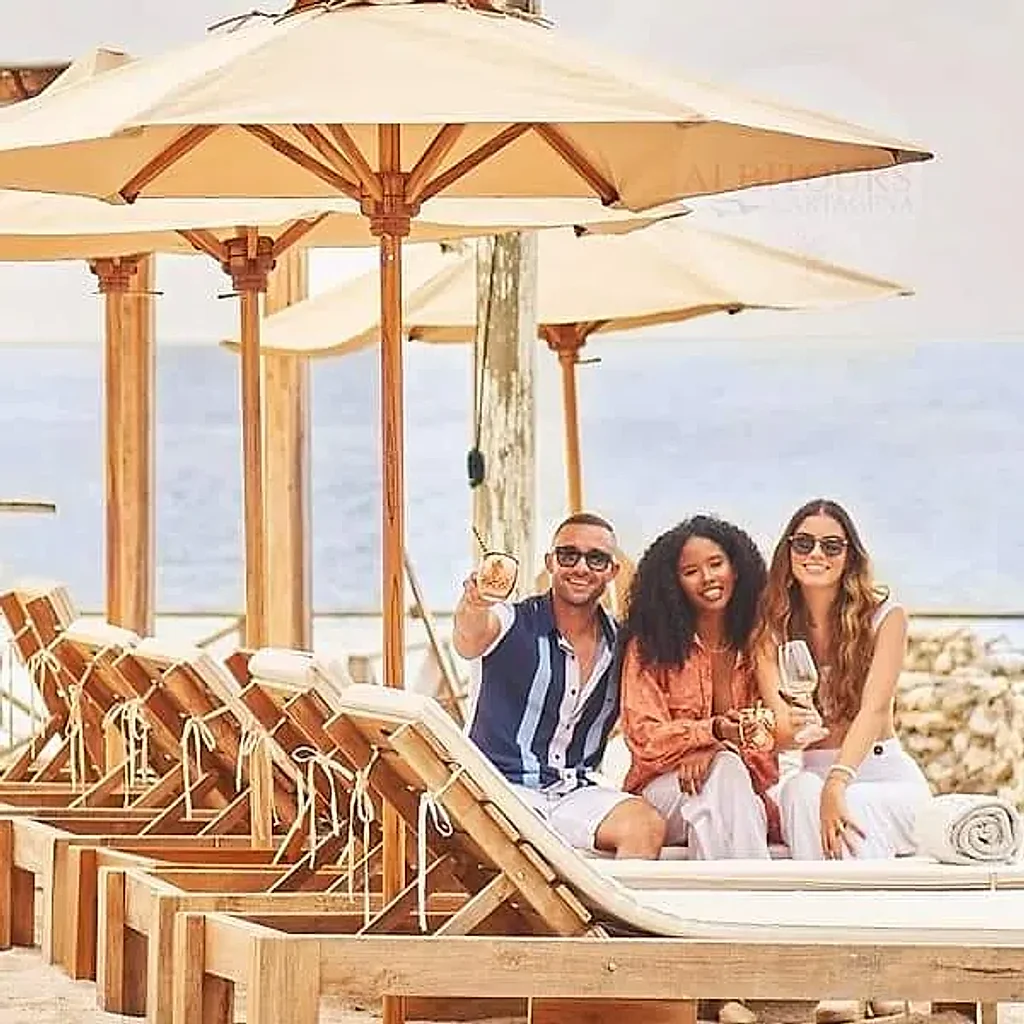 Brisa, palmeras y amistad a la orilla