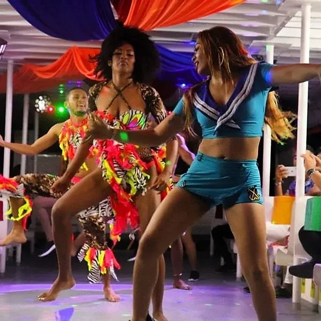 Bailarines y DJ encienden la cubierta