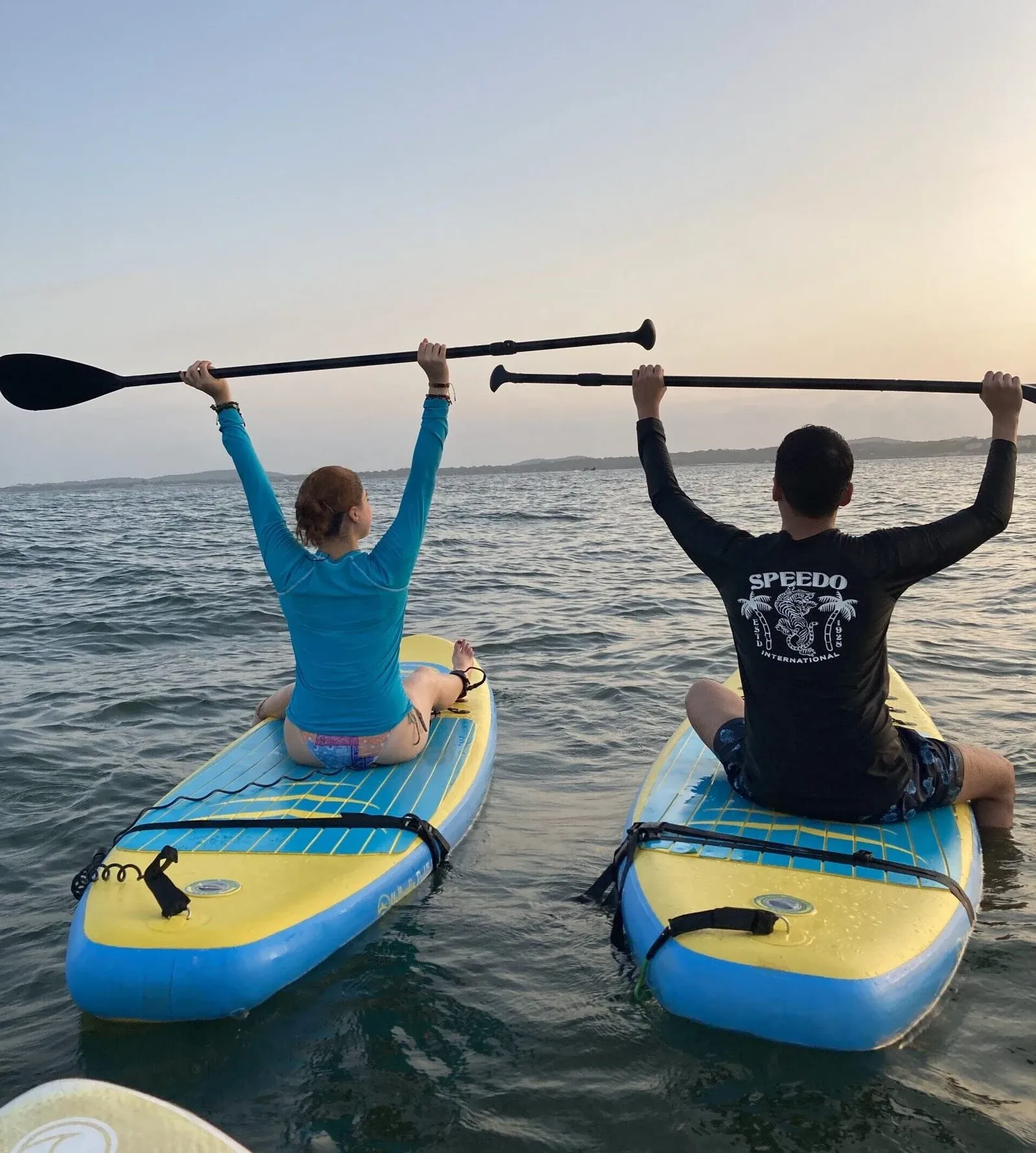 Remando al amanecer sobre aguas tranquilas