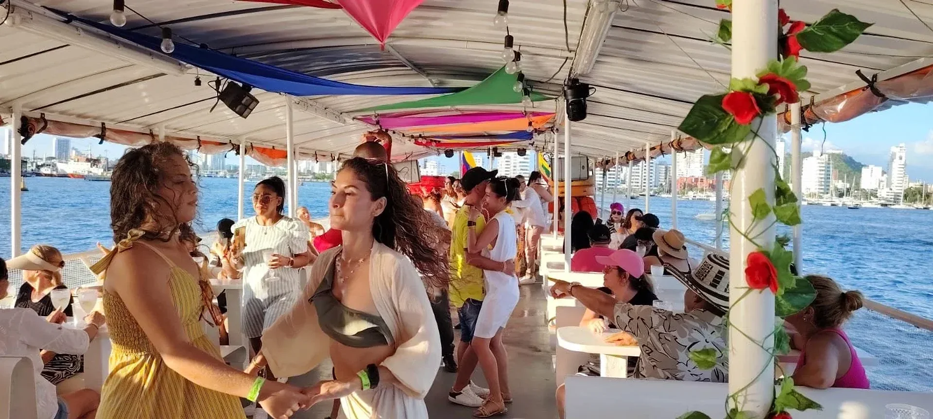 Tour Bahía: Cócteles, baile en vivo y las mejores vistas de la bahía de Cartagena.