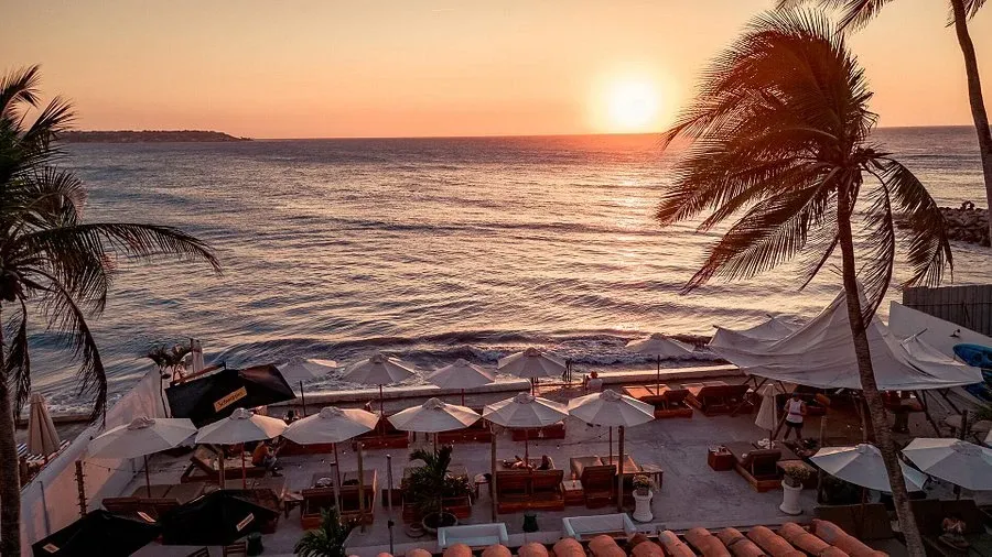 Playa privada y piscina con estilo Wala
