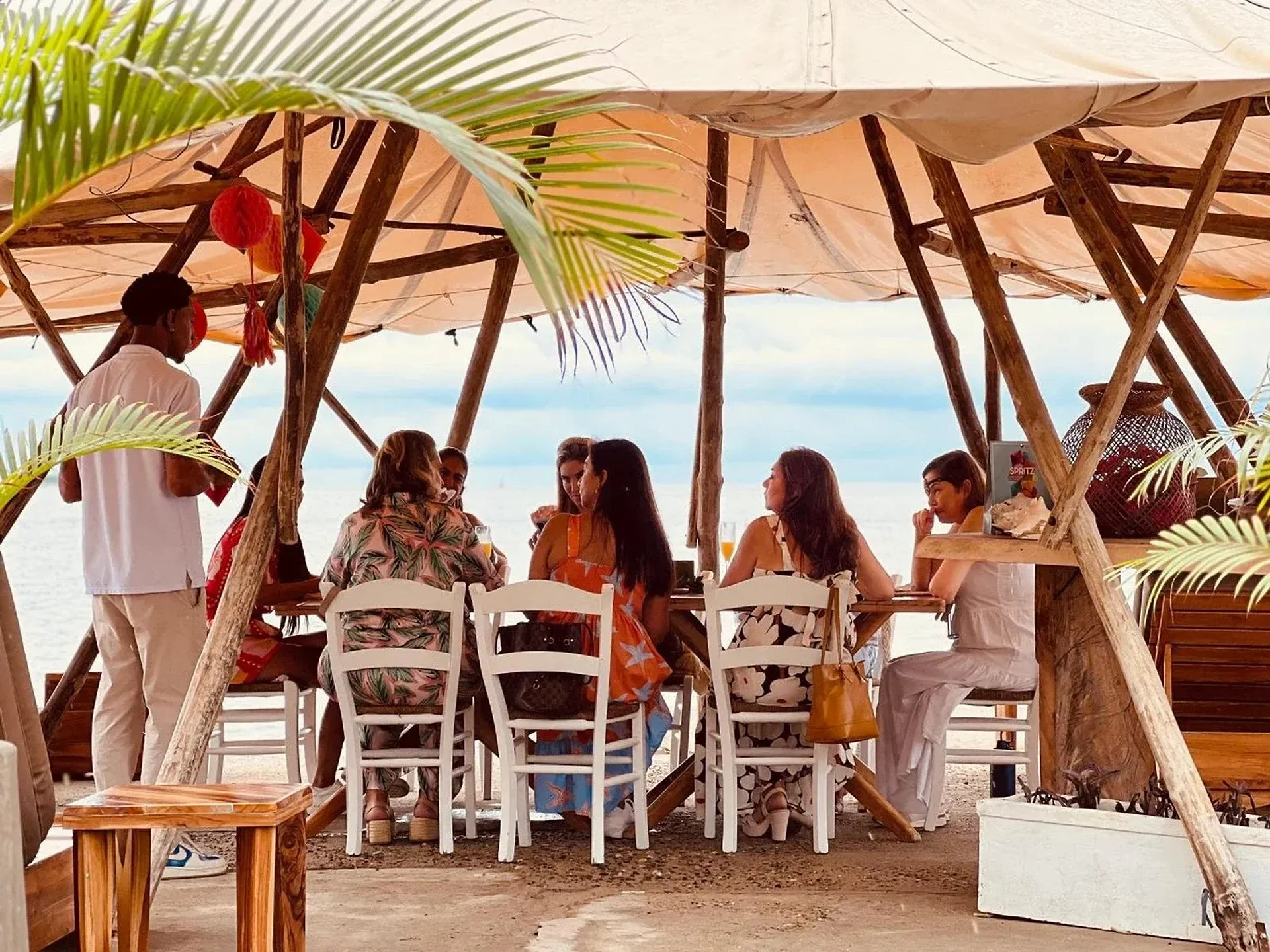 Wala Beach Club Pass Experience: Lujo frente al mar con cama balinera, menú gourmet y el mágico Sunset Ritual.