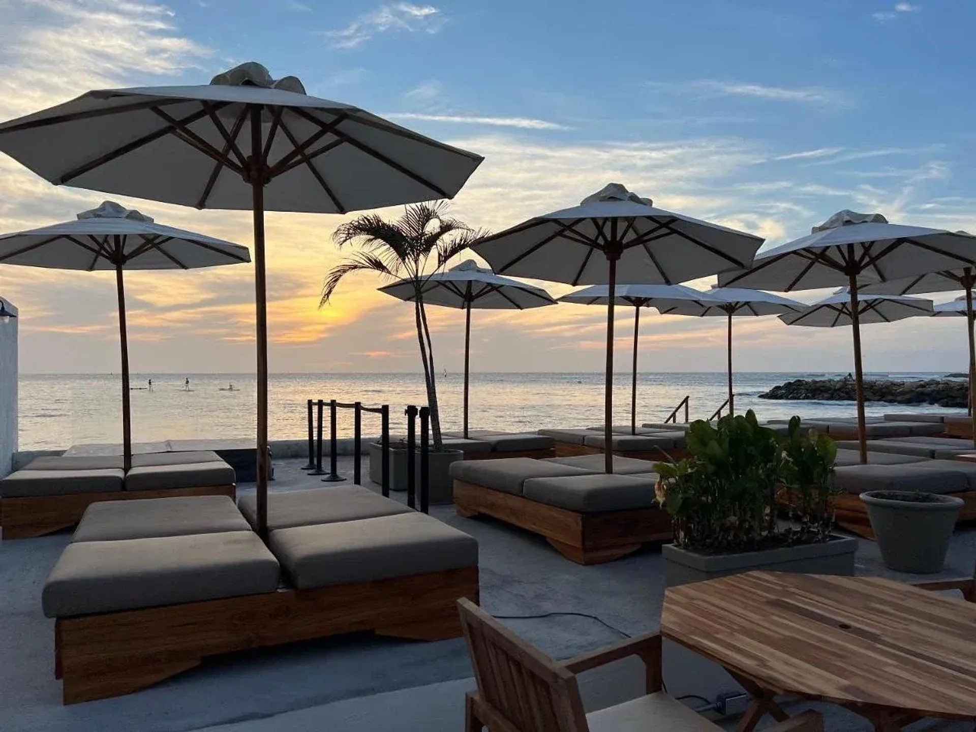 Wala Beach Club Sunset: Vive el atardecer con DJ en vivo, velas volcánicas y vista privilegiada al mar.